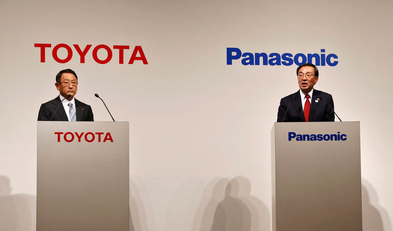 © Reuters. FILE PHOTO: Toyota Motor Corp President Toyoda and Panasonic Corp President Tsuga attend a joint news conference in Tokyo