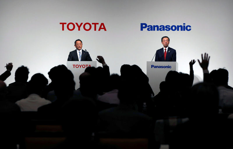 © Reuters. Toyota Motor Corp President Toyoda and Panasonic Corp President Tsuga attend a joint news conference in Tokyo