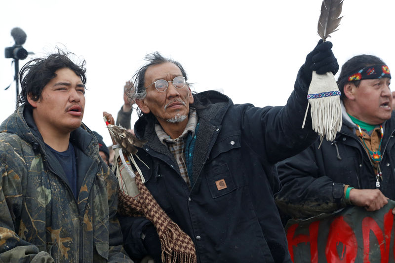 © Reuters. Nathan Phillips prays with other protesters near the main opposition camp against the Dakota Access oil pipeline near Cannon Ball