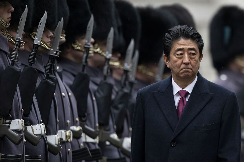 © Reuters. FILE PHOTO: Prime Minister of Japan Shinzo Abe inspects guard of honour in London