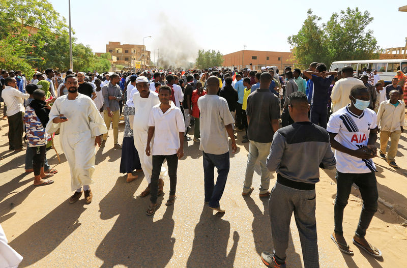 © Reuters. احتجاجات السودان تدخل شهرها الثاني مع اندلاع مظاهرات في أم درمان