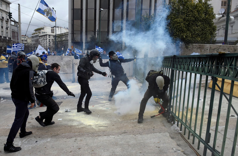 © Reuters. Protesters clash with police officers during a demonstration against the agreement reached by Greece and Macedonia to resolve a dispute over the former Yugoslav republic's name, in Athens