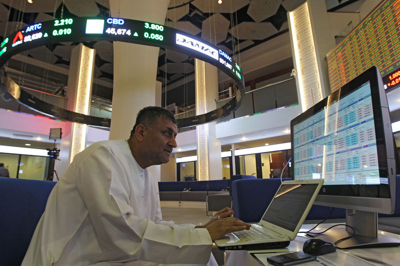 © Reuters. تراجع البورصة السعودية نتيجة خسائر أسهم البنوك وهبوط معظم أسواق الأسهم الخليجية
