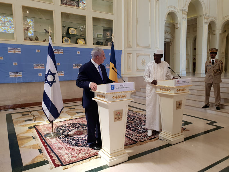 © Reuters. FILE PHOTO: Israeli Prime Minister Benjamin Netanyahu delivers a statement together with Chad's President Idriss Deby during their meeting in N'Djamena