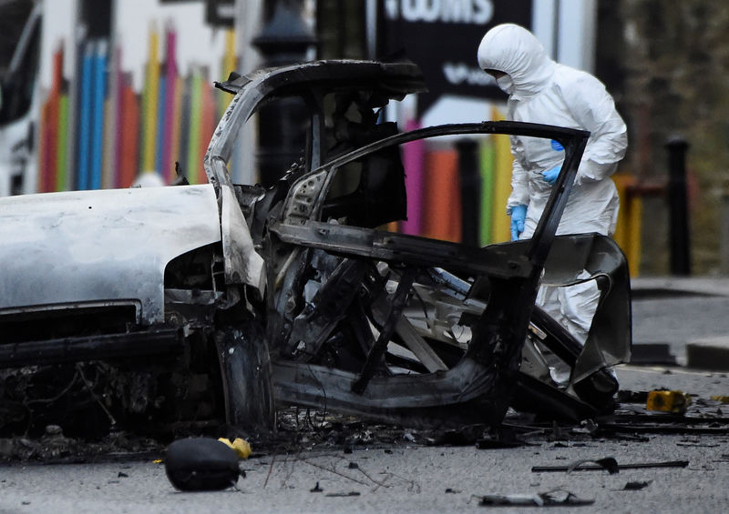 © Reuters. اعتقال اثنين على صلة بهجوم بسيارة ملغومة في أيرلندا الشمالية