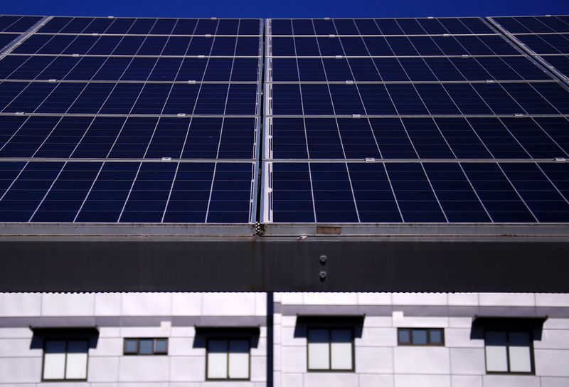 © Reuters. FILE PHOTO: A solar array, a linked collection of solar panels, can be seen in front of a residential apartment block in the Sydney suburb of Chatswood