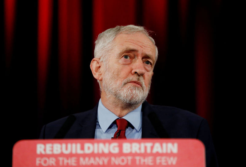 © Reuters. FILE PHOTO: Labour leader Jeremy Corbyn gives speech in Hastings
