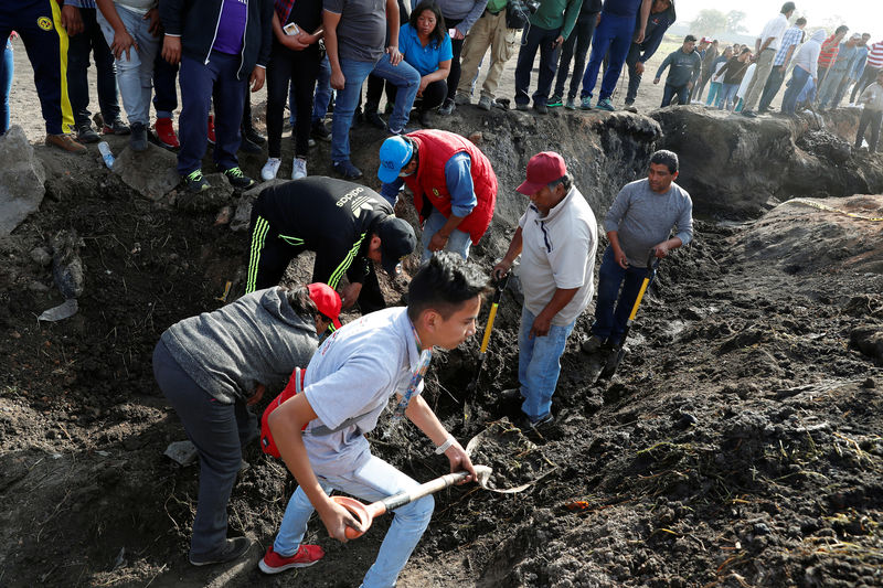© Reuters. وزير الصحة: ارتفاع عدد قتلى انفجار خط أنابيب بالمكسيك إلى 85