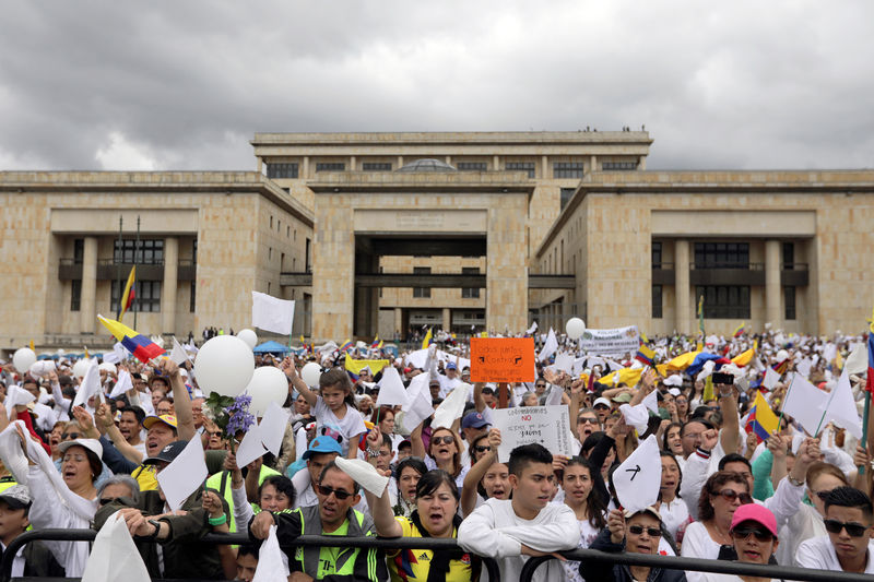 © Reuters. الآلاف يخرجون في مسيرة ضد العنف في كولومبيا بعد هجوم بسيارة ملغومة