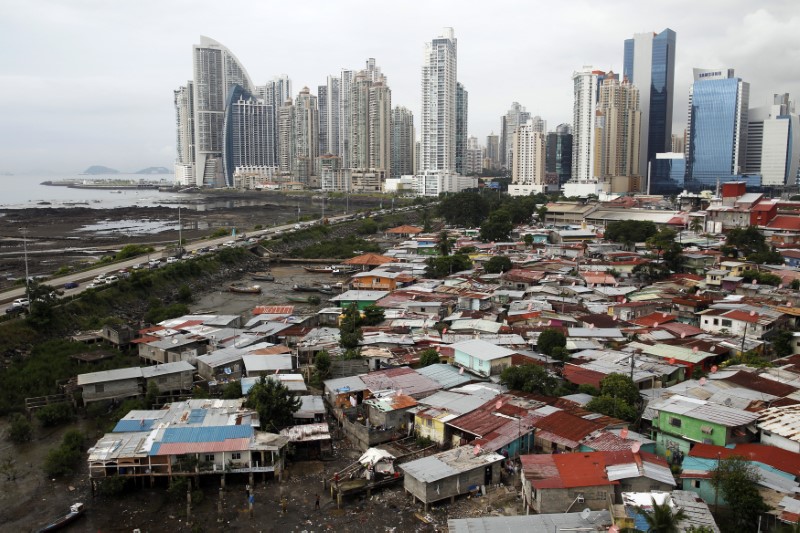 © Reuters. A general view of the low-income neighborhood known as Boca la Caja next to the business district in Panama City