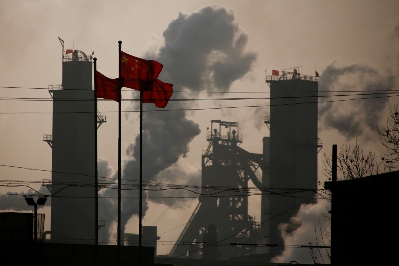 © Reuters. Foto de archivo de banderas chinas flameando cerca de una fábrica de acero en  Wu'an, provincia de Hebei, en China