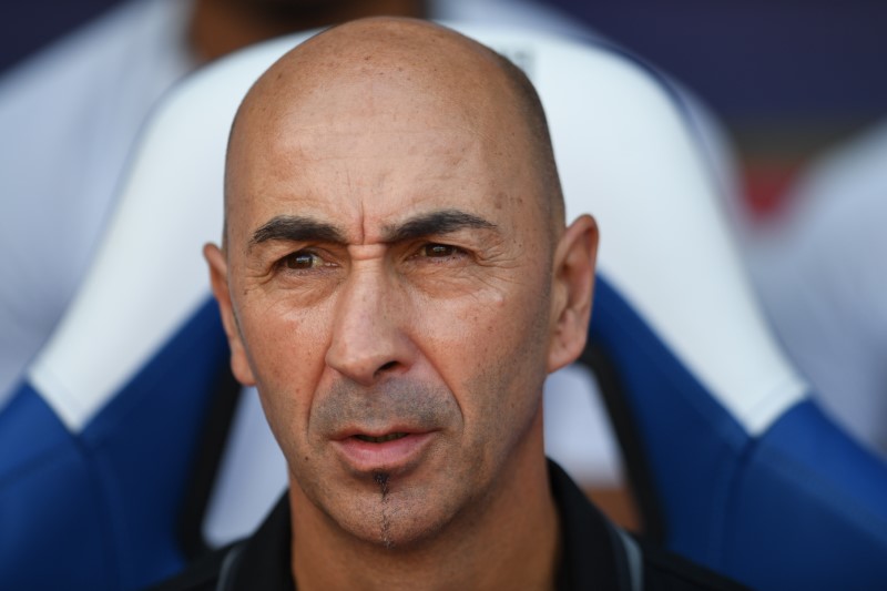 © Reuters. IMAGEN DE ARCHIVO. El entonces entrenador del Valencia, Pako Ayestarán, durante un encuentro con el Crystal Palace en Selhurst Park, en Londres.