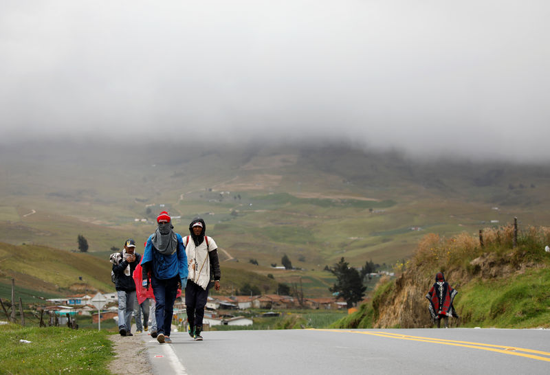 © Reuters. Foto de archivo: inmigrantes indocumentados caminan hacia Ecuador junto a la ruta en Berlín, Colombia.