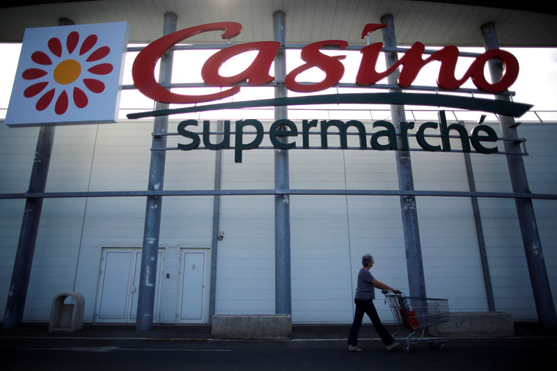 © Reuters. FILE PHOTO - A logo of French retailer Casino is pictured outside a Casino supermarket in Nantes