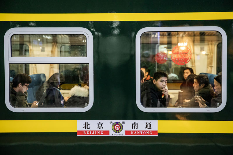 © Reuters. Cinesi in metro a Pechino