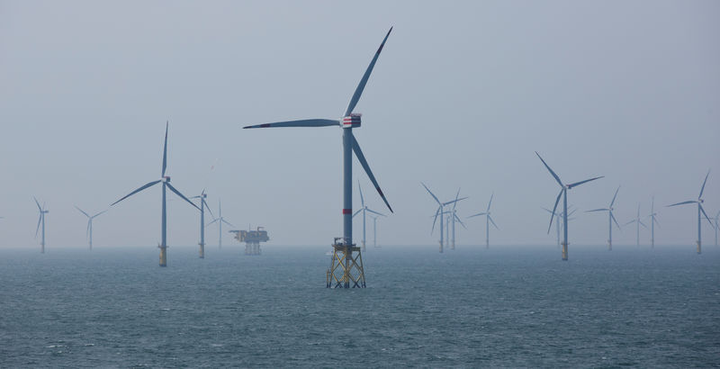 © Reuters. FILE PHOTO: Wind turbines are pictured in RWE Offshore-Windpark Nordsee Ost in the North sea, 30 km from Helgoland, Germany