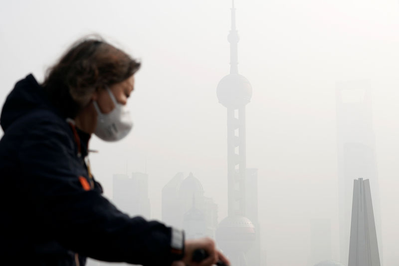 © Reuters. China promete dureza con los infractores en la guerra contra la polución