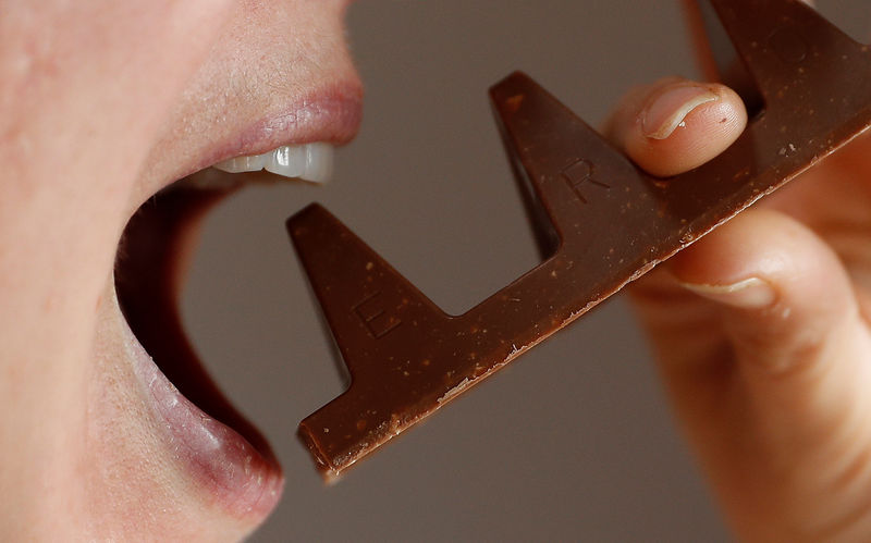 © Reuters. FILE PHOTO: A woman poses with a 150g of Toblerone chocolate in Loughborough