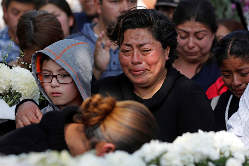 © Reuters. Familiares de homem que morreu em explosão de oleoduto no México choram durante funeral