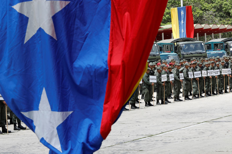 © Reuters. Soldados participam de cerimônia militar na Venezuela