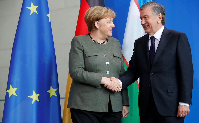 © Reuters. German Chancellor Merkel and Uzbekistan's President Mirziyoyev attend a news conference in Berlin