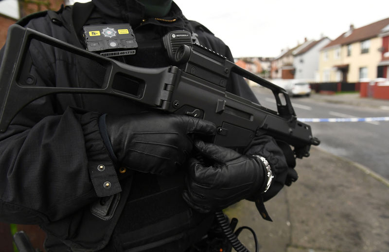 © Reuters. Policial armado em local isolado após alerta de segurança em Londonderry, na Irlanda do Norte