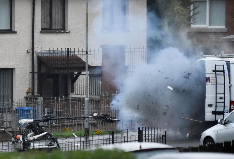 © Reuters. EXPLOSION À LONDONDERRY QUAND L'ARMÉE INTERVENAIT DANS UN VÉHICULE SUSPECT