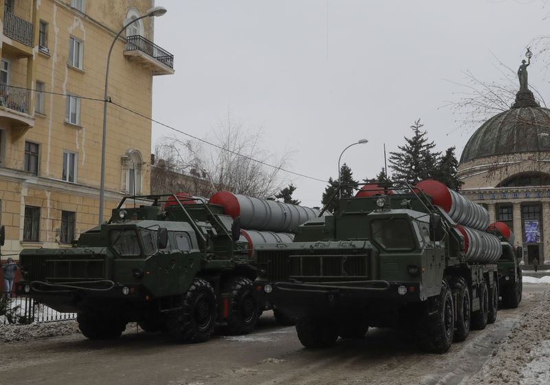 © Reuters. Mísseis S-400 russos em parada militar em Volgogrado