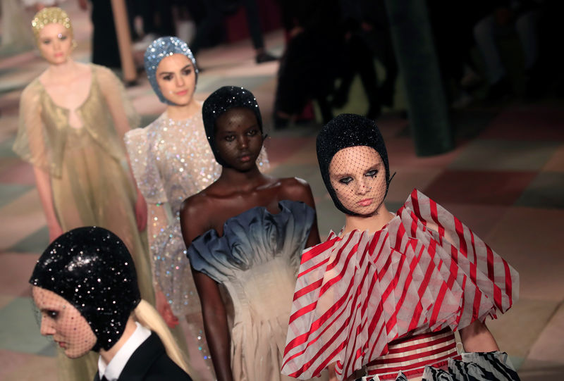 © Reuters. Modelos apresentam criações da marca Christian Dior em Paris