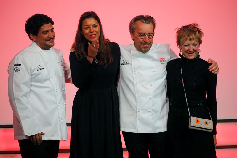 © Reuters. DEUX CHEFS GAGNENT 3 ÉTOILES DANS LE MICHELIN 2019, TROIS LES PERDENT