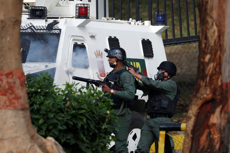 © Reuters. El Gobierno de Venezuela detiene a un grupo de soldados tras el alzamiento fallido