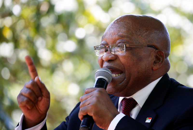 © Reuters. El expresidente sudafricano Zuma grabará canciones anti-apartheid para un proyecto de historia