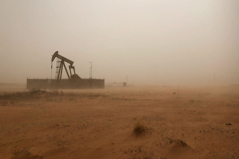 © Reuters. Станок-качалка на нефтяном месторождении в Мидленде