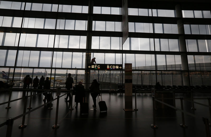 © Reuters. Passengers walk in the departure area at Vienna's International Airport in Schwechat