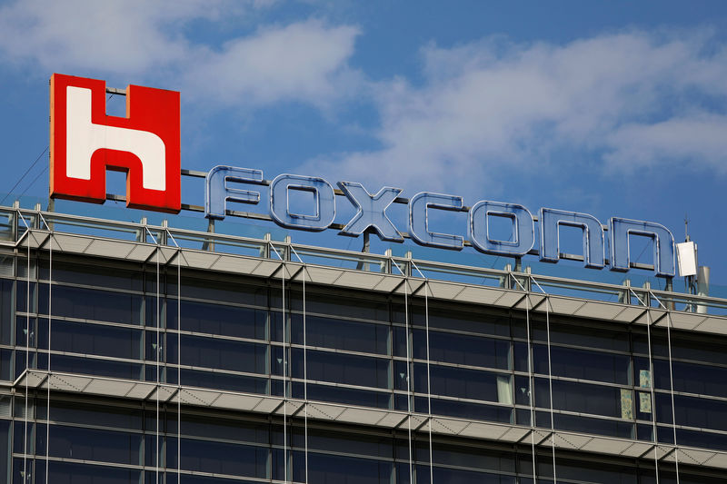 © Reuters. FILE PHOTO - The logo of Foxconn, the trading name of Hon Hai Precision Industry, is seen on top of the company's building in Taipei