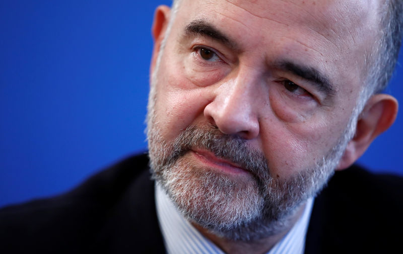 © Reuters. European Commissioner for Economic and Financial Affairs Moscovici attends a news conference in Paris