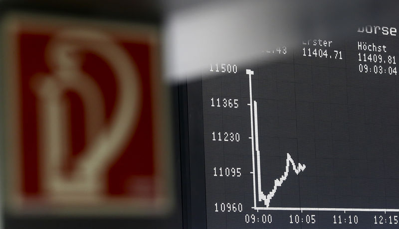 © Reuters. Las bolsas europeas, en rojo por UBS y las preocupaciones por el crecimiento global
