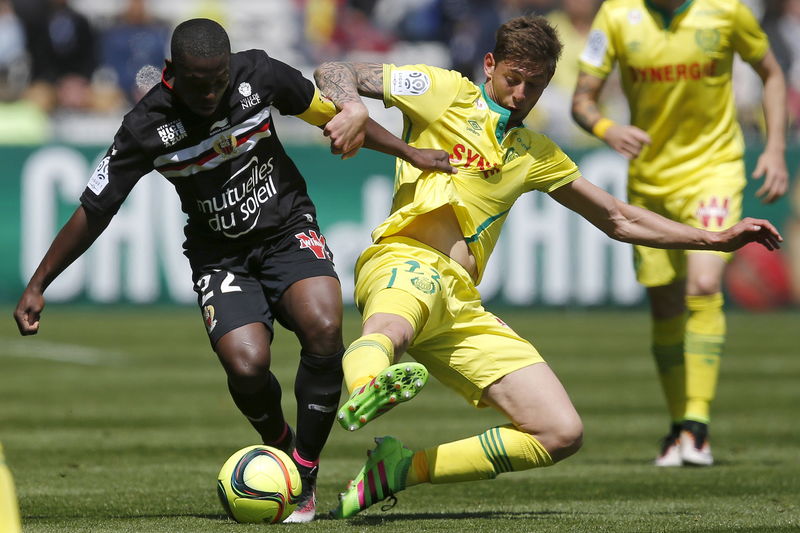 © Reuters. LE FOOTBALLEUR SALA PEUT-ÊTRE À BORD D'UN AVION DISPARU