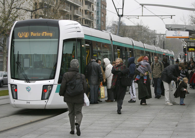 © Reuters. VERS UN PASS NAVIGO À MOITIÉ PRIX POUR TOUS LES SENIORS