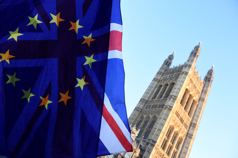 © Reuters. British and EU flags flutter outside the Houses of Parliament in London