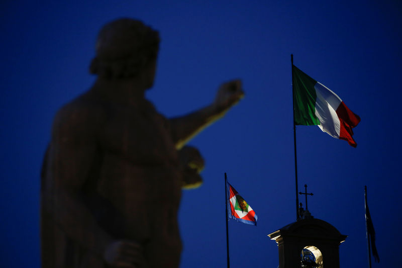 © Reuters. The Italian flag waves over the Quirinal Palace in Rome