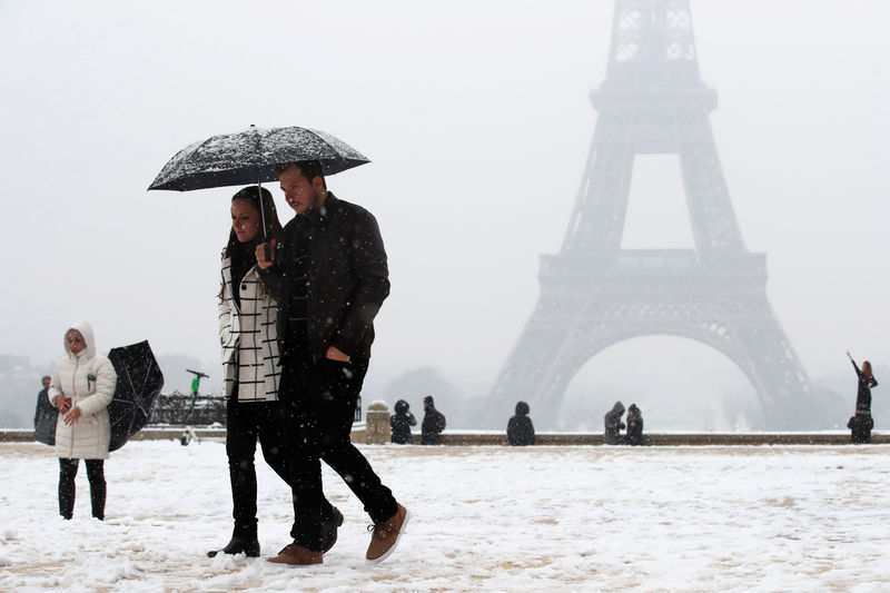 © Reuters. LA TOUR EIFFEL FERMÉE À CAUSE DE LA NEIGE