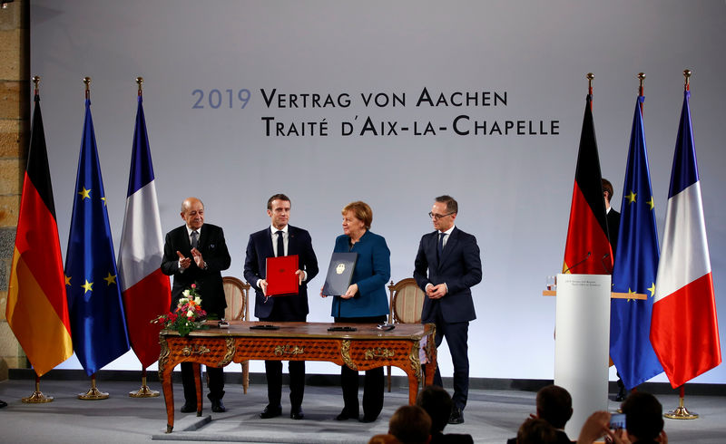 © Reuters. Angela Merkel and Emmanuel Macron sign Treaty of Aachen