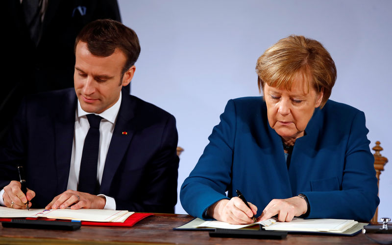 © Reuters. MACRON ET MERKEL SIGNENT UN TRAITÉ DE CONVERGENCE