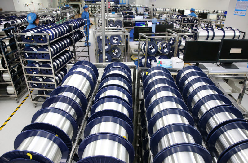 © Reuters. Funcionários em fábrica de fibra ótica em Nantong, na China