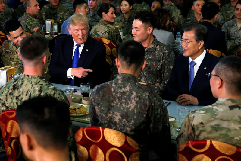 © Reuters. Presidente dos EUA, Donald Trump, e presidente da Coreia do Sul, Moon Jae-in, almoçam com tropas em instalação militar norte-americana na Coreia do Sul