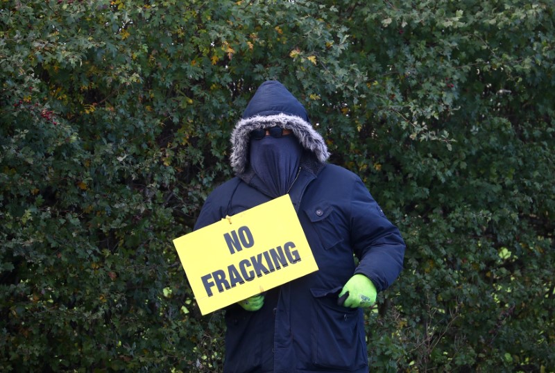 © Reuters. FILE PHOTO: A protester stands outside Cuadrilla's Preston Road fracking site near Blackpool