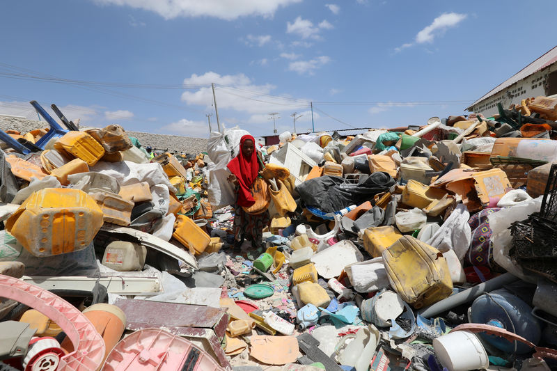 © Reuters. الصوماليون يجنون أرباحا من إعادة تدوير مخلفاتهم البلاستيكية