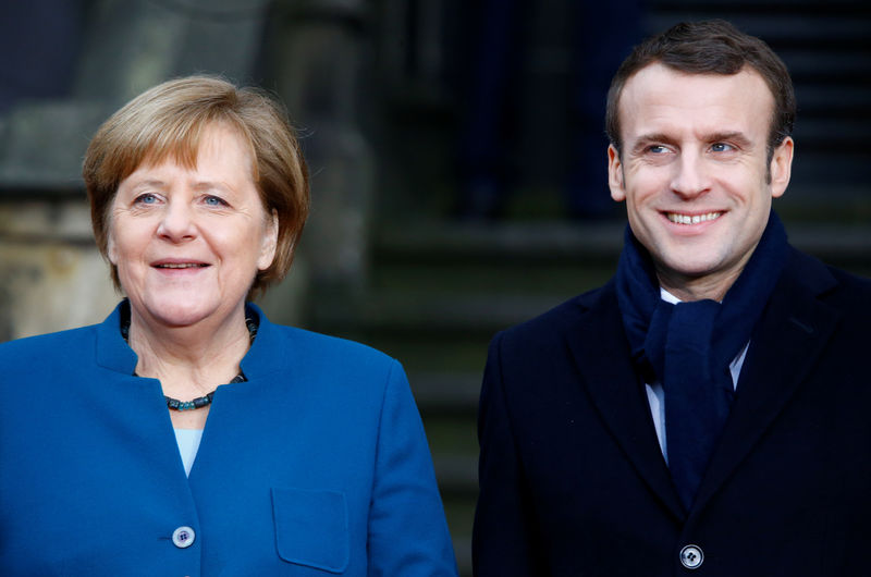 © Reuters. Angela Merkel and Emmanuel Macron sign Treaty of Aachen