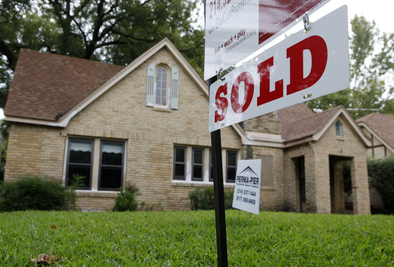 © Reuters. A sold sign hangs in front of a house in Dallas